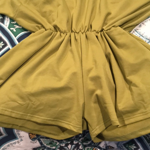 Open shoulder short romper - Picture 2 of 3